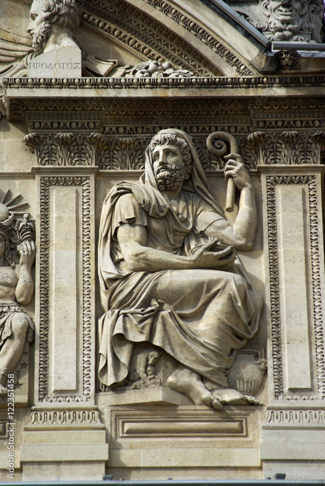 Statue en bas-relief Cour Carrée du Louvre à Paris