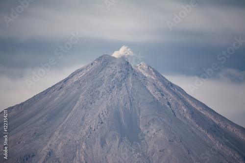 El Volcán de Colima empieza a sacar sus gases.