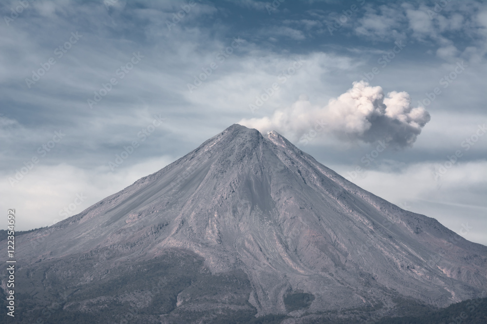 Se aleja la nube de humo del Volcán de Colima.