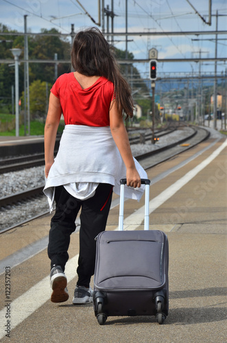 Teenager am Bahnhof