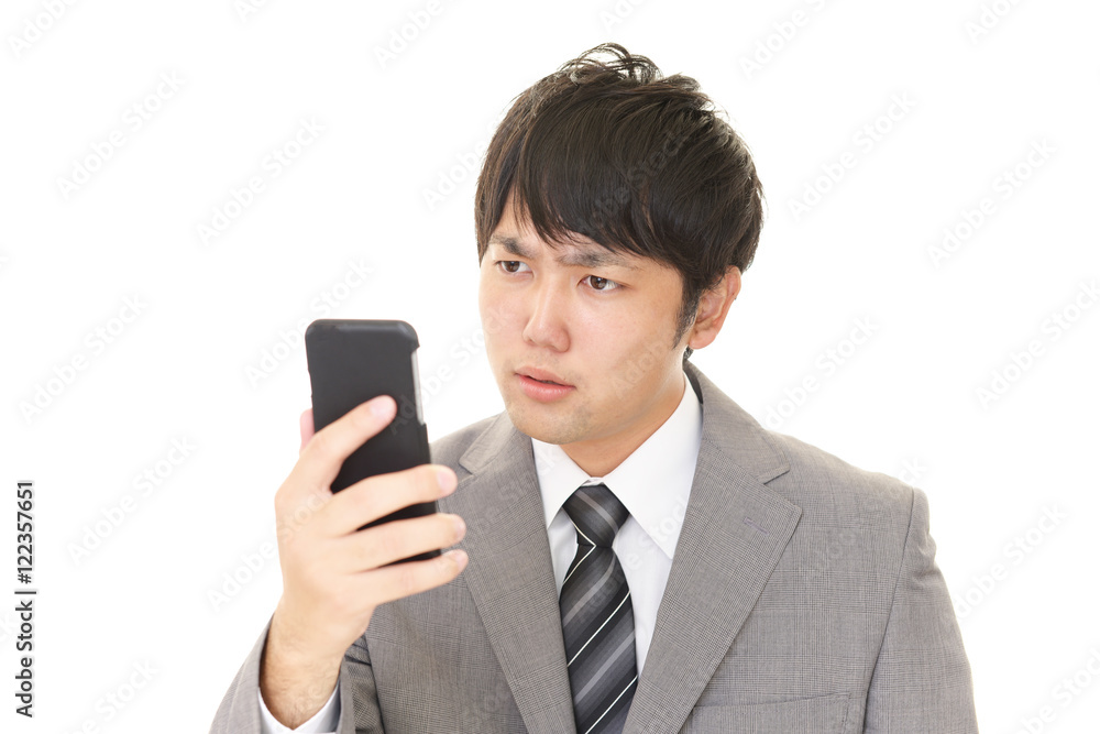 スマートフォンを持つビジネスマン スマートフォンを持つビジネスマン
