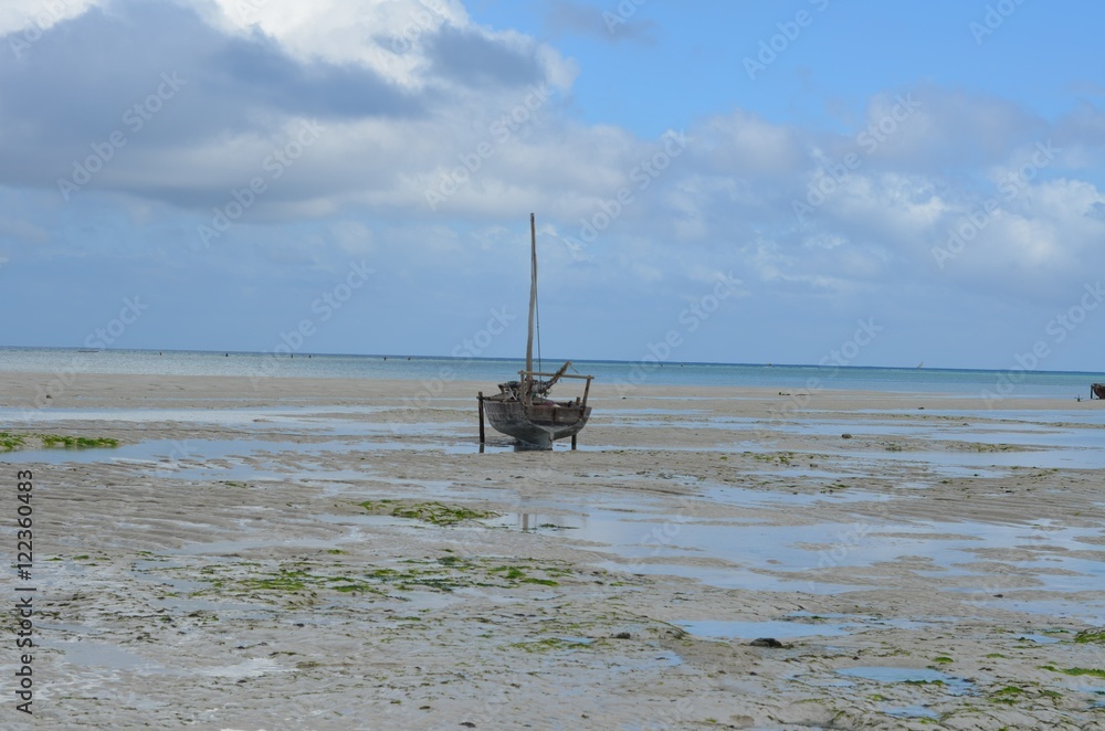 Imbarcazione di legno chiamata dohw- barca araba sull'isola di zanzibar