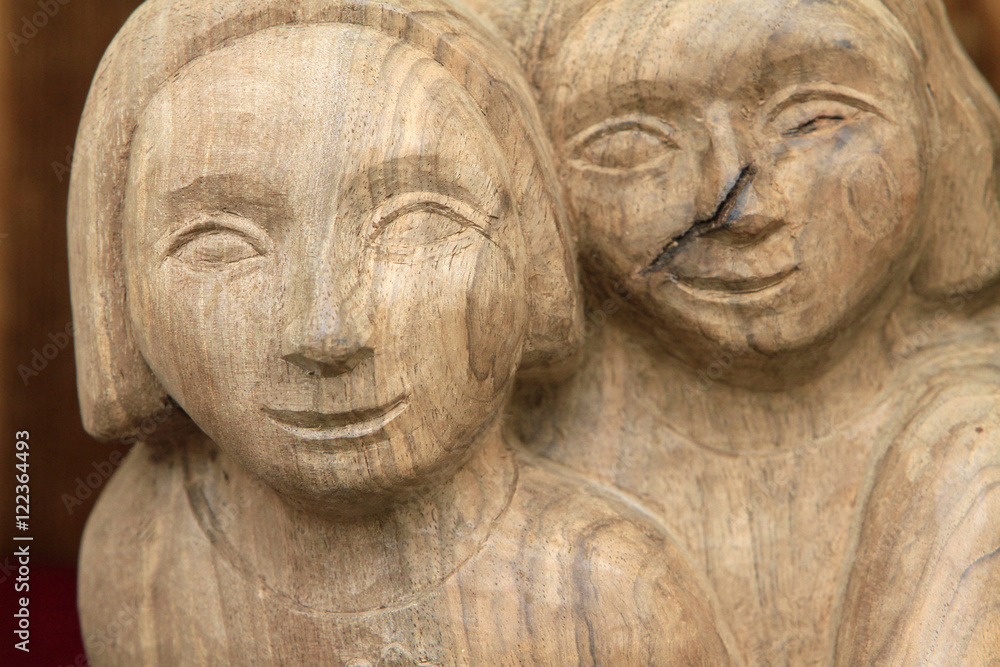 Sculpture d'un couple de personnages en bois. Stock Photo | Adobe Stock