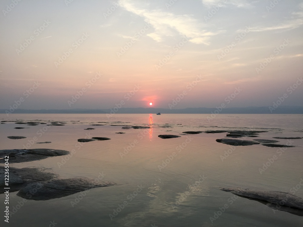 Fototapeta premium tramonto persone al tramonto ammirare il tramonto guardare il tramonto