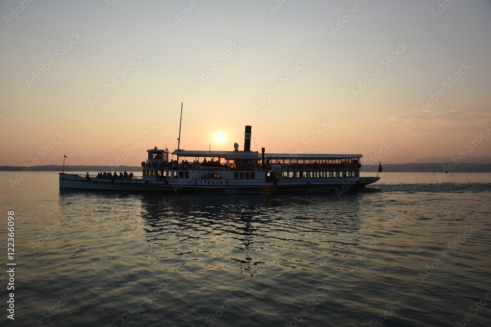 Fototapeta premium tramonto persone al tramonto guardare il tramonto cigno al tramonto mare lago estate spettacolo natura sole, 