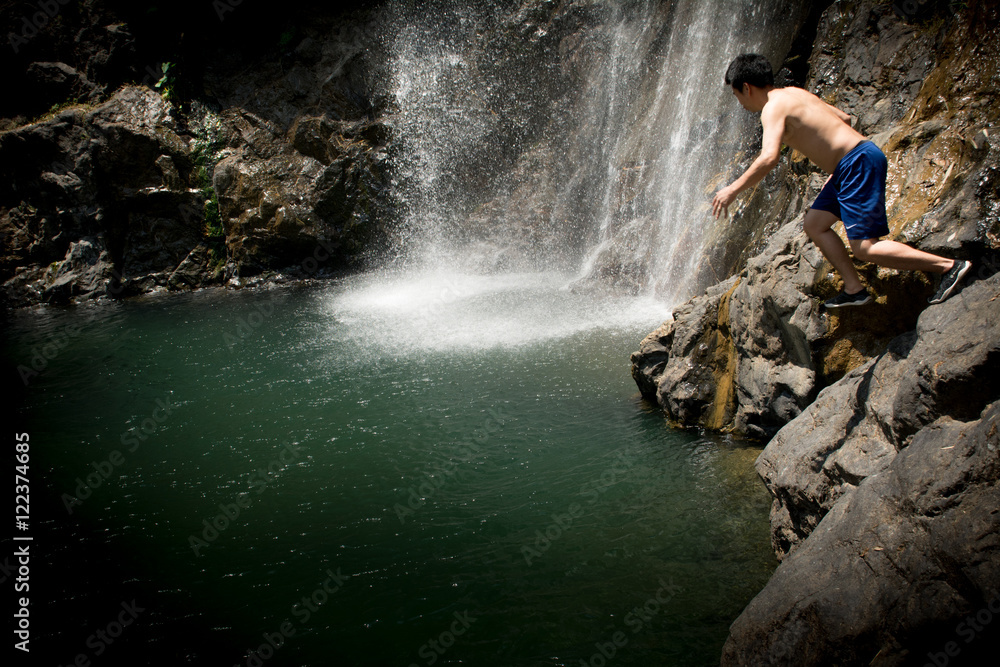 Obraz premium Jumping in to the water