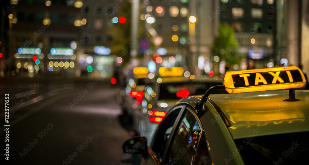 Naklejka premium Taksówki czekają na pasażerów w nocy