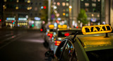 nachts warten Taxis auf Fahrgäste