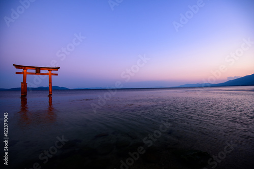 琵琶湖に浮かぶ鳥居 © Masamitsu