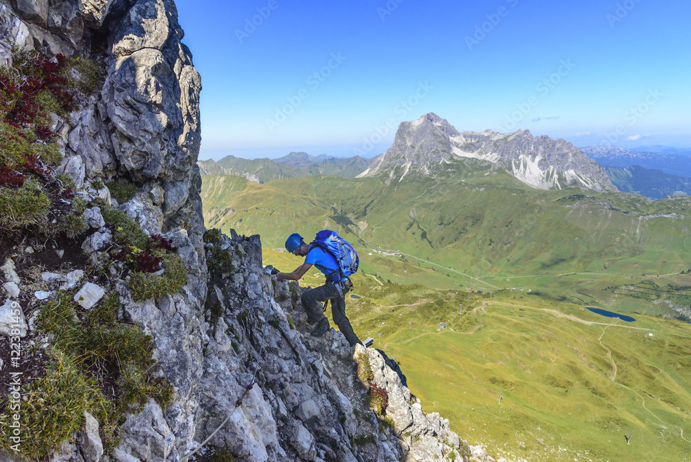 Fototapeta premium Bergsteiger im Klettersteig vor grandioser Kulisse