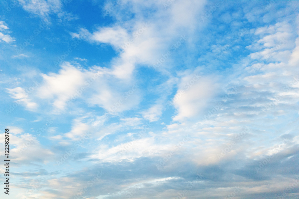 Obraz premium blue sky background with white clouds