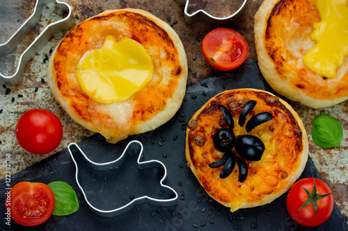 Halloween food ideas for kids party - pizza with tomato cheese olive