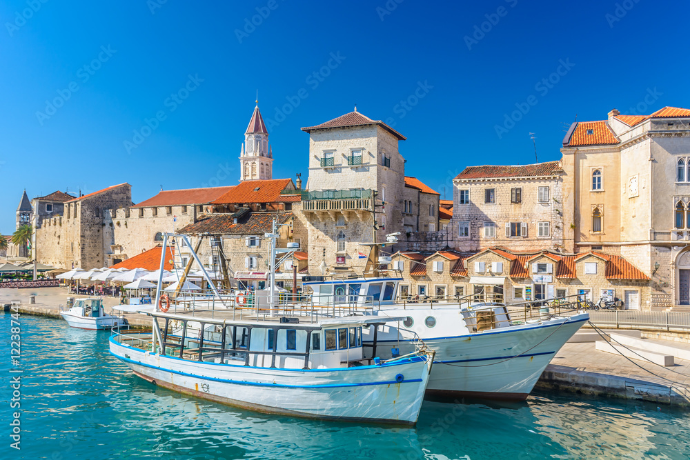Naklejka premium Nadmorskie miasto Trogir. / Widok na malownicze nadmorskie miasteczko Trogir w Chorwacji, Europie.
