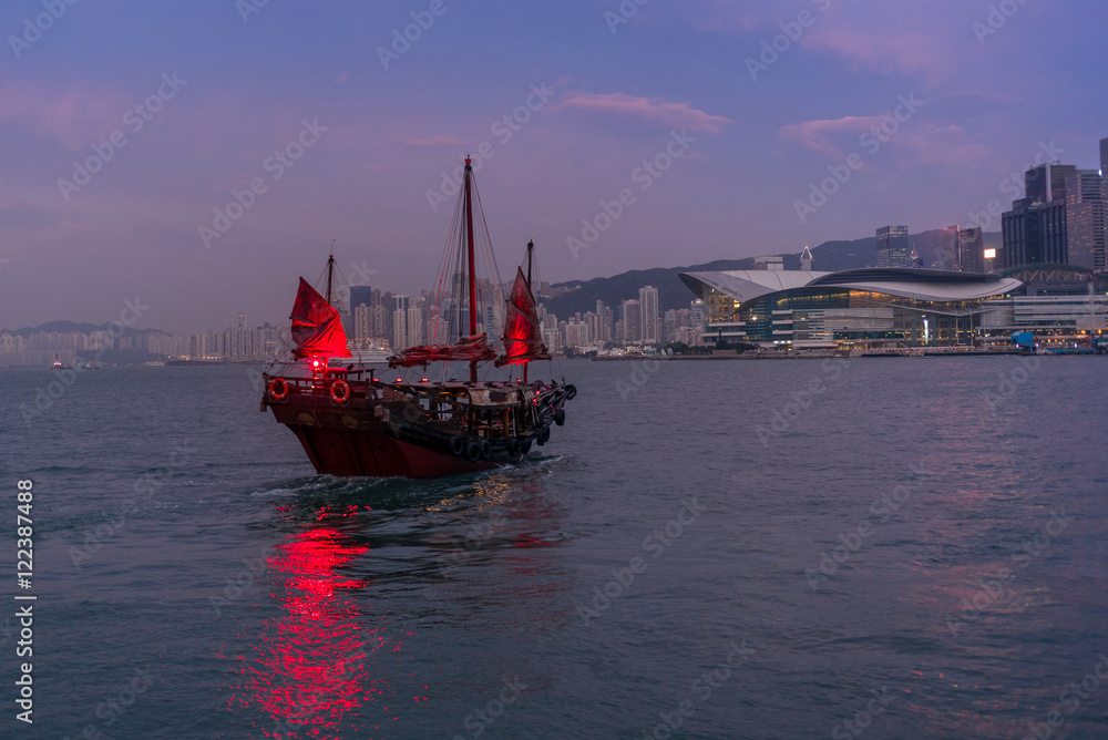Obraz premium Traditional red junk boat in the Victoria Harbor in Hong Kong at