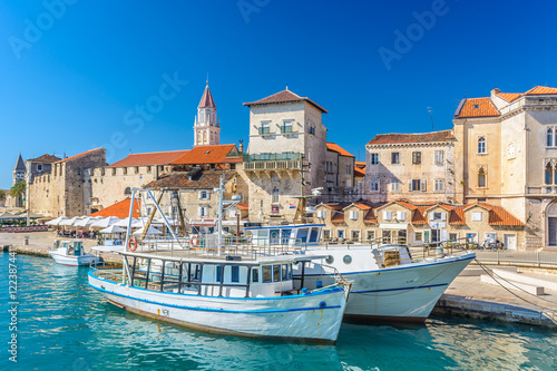 Nadmorskie miasto Trogir. / Zobacz w malowniczym nadmorskim miasteczku Trogir w Chorwacji, Europa.