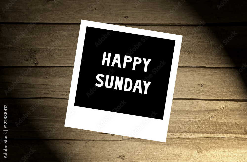 Obraz premium Happy Sunday note on brown wooden wall