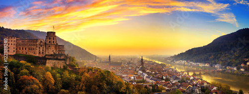 Heidelberg kurz nach Sonnenuntergang, Panorama mit warmen Farben photo