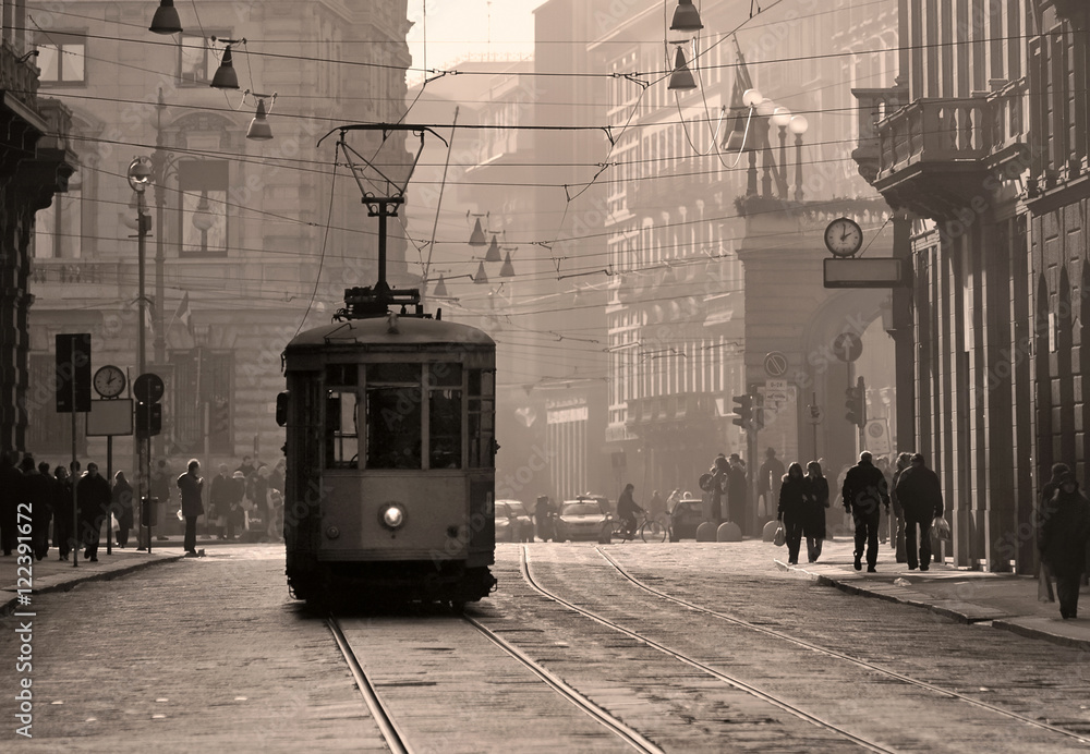 Naklejka premium Historyczny tramwaj na starym mieście w Mediolanie, Włochy