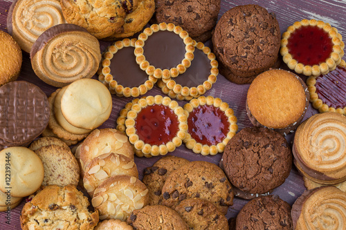 divers variétés de biscuits ronds étalés sur une table photo
