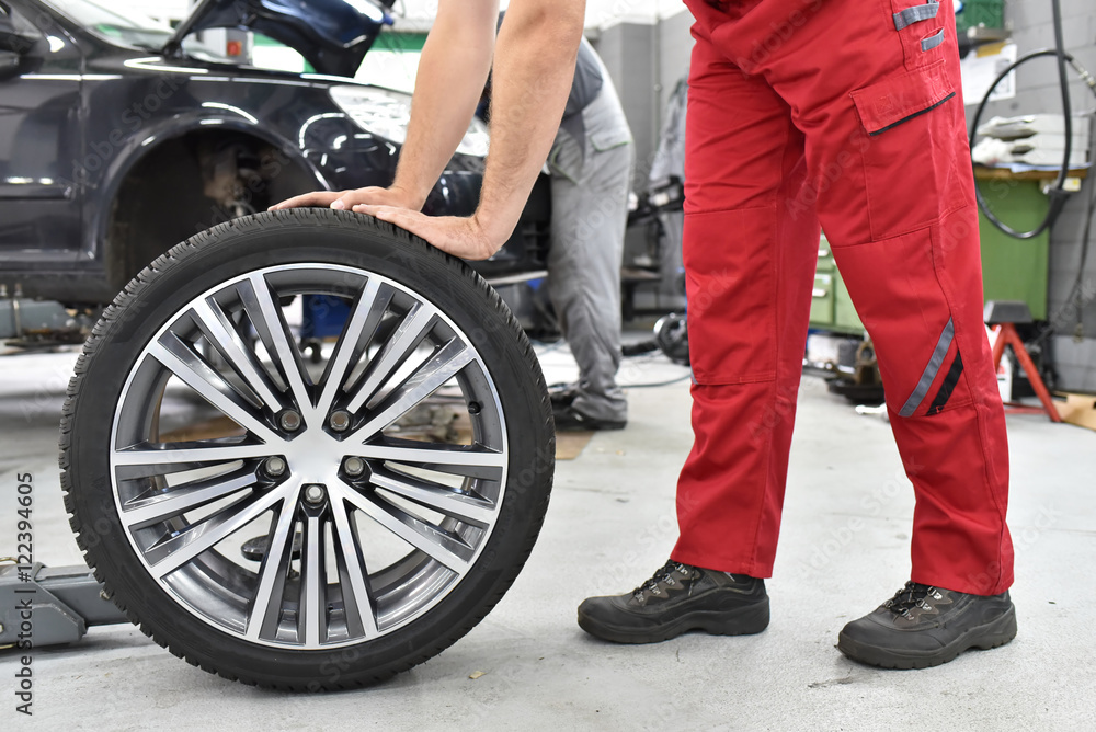 Reifenwechsel beim Auto in der Werkstatt // tire change at the car in the garage 素材庫相片 Adobe Stock