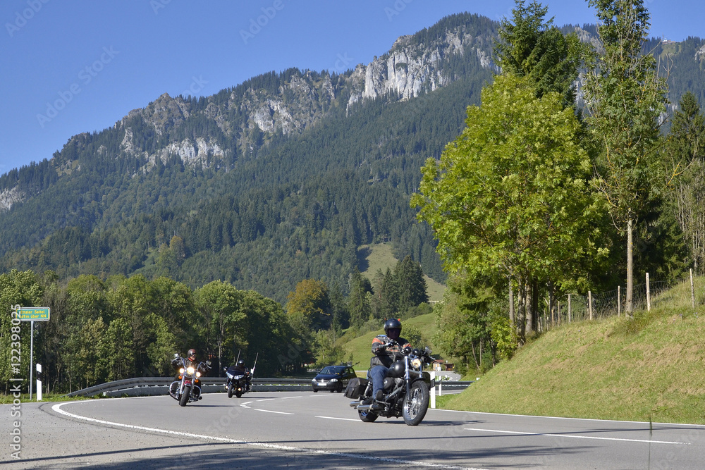 Motorradfahrer am Ettaler Sattel