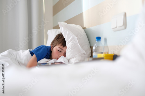 Photos enfant dormir sommeil fatigue récupérer santé forme lit couette
