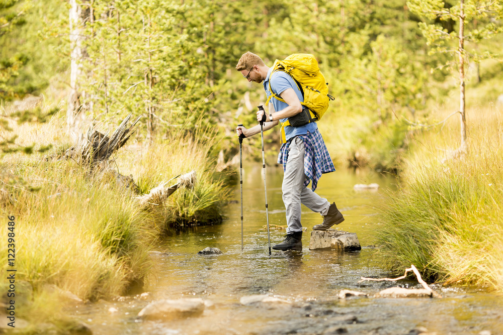 Obraz premium Young man hiking