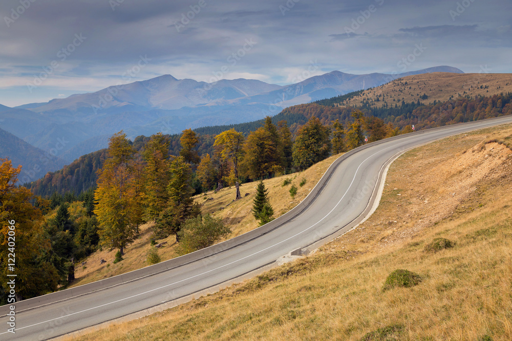 Fototapeta premium Mountain road in autumn