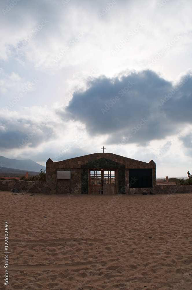 Fuerteventura, Isole Canarie: il cancello del Cimitero sulla spiaggia di Cofete in una giornata nuvolosa il 6 settembre 2016 Fuerteventura, Isole Canarie: il cancello del Cimitero sulla spiaggia di Cofete in una giornata nuvolosa il 6 settembre 2016