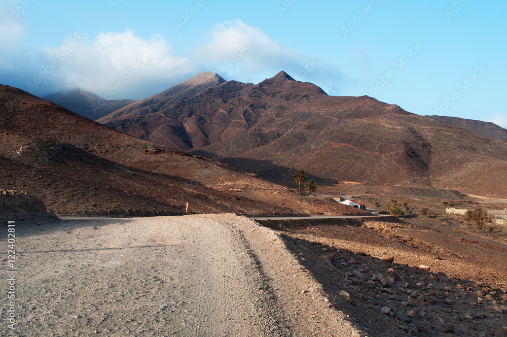 Fuerteventura, Isole Canarie: il paesaggio dell'isola visto dalla strada sterrata che porta a Punta de Jandia il 6 settembre 2016 Fuerteventura, Isole Canarie: il paesaggio dell'isola visto dalla strada sterrata che porta a Punta de Jandia il 6 settembre 2016