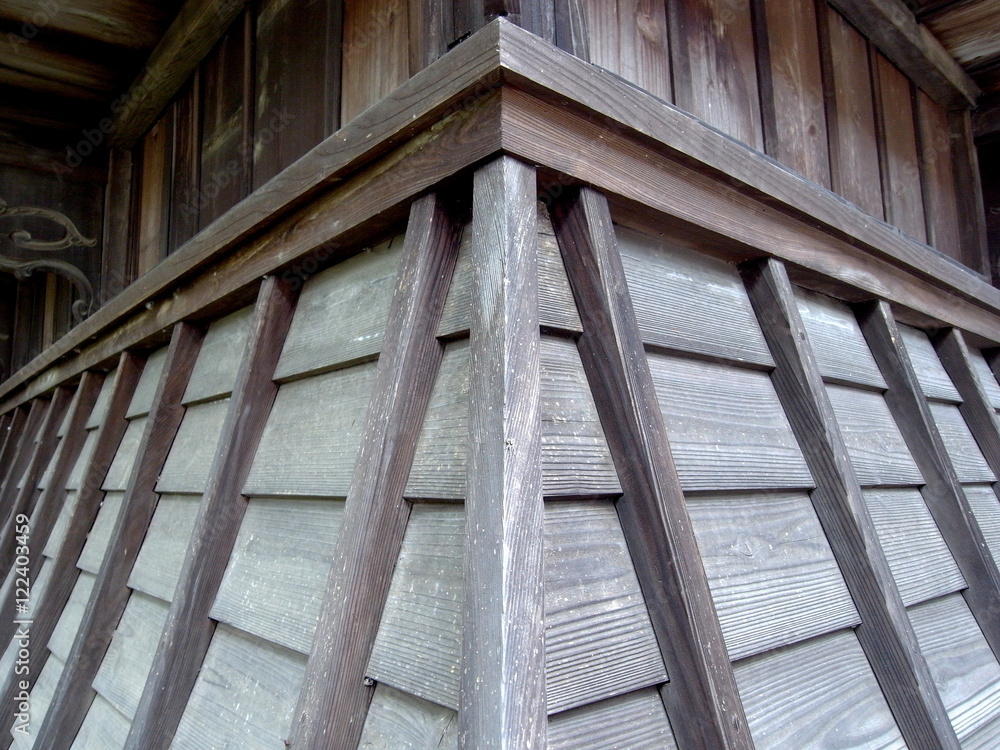 傾斜した板壁のある建物 傾斜した板壁のある建物