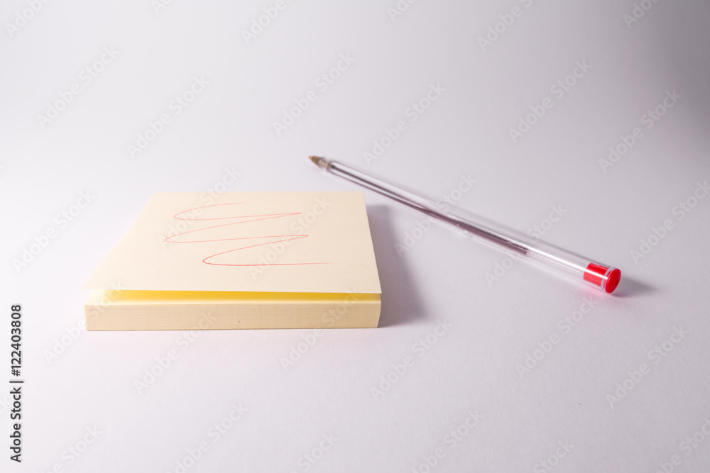 Naklejka premium Red Pen Ink Writing Sticky Note Notepad Reminder Scribble White