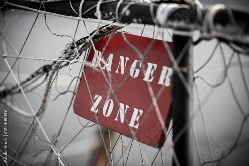 Fototapeta 立ち入り禁止 立ち入り禁止区域にある看板を撮影 危ない場所への侵入を防ぐ Niebezpieczny Niebezpieczenstwo Ng Fototapety Foteks