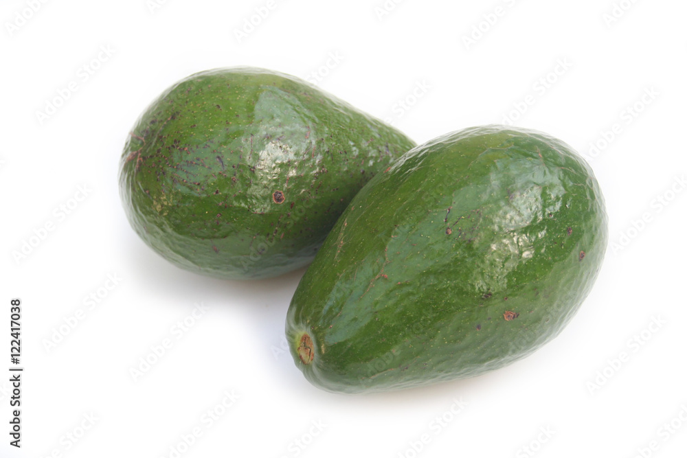 due avocado verdi e interi isolati su sfondo bianco due avocado verdi e interi isolati su sfondo bianco