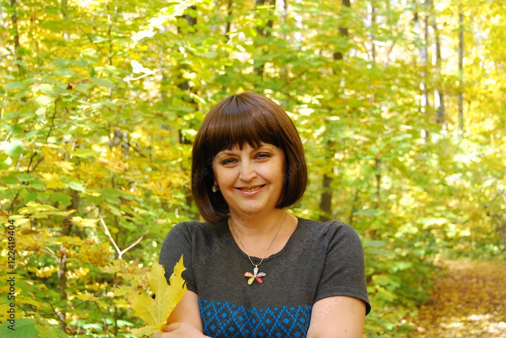 Naklejka premium woman in autumn forest