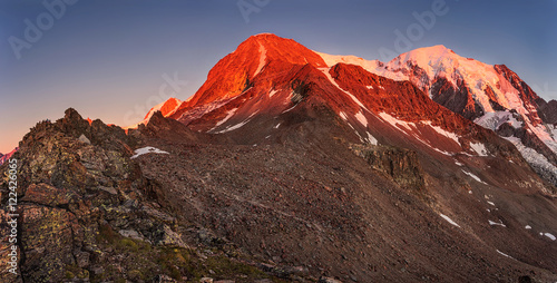 Goûter shelter on red tops