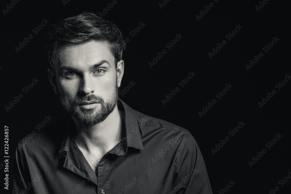 Fototapeta premium Przystojny facet dowodzi swojej pewności siebie
