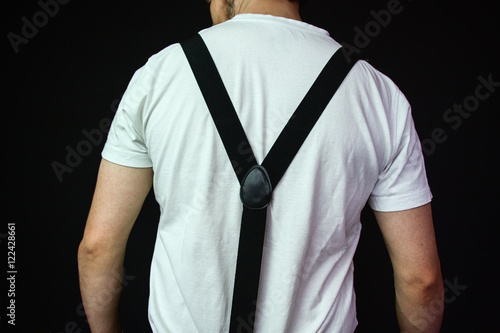 Espalda de un hombre joven y fuerte vestido con camiseta blanca y tirantes  photo
