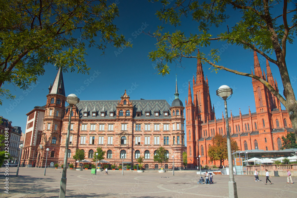 Fototapeta premium Neues Rathaus und Marktkirche in Wiesbaden