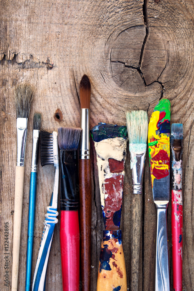 Obraz premium Old art paintbrush set on wooden background