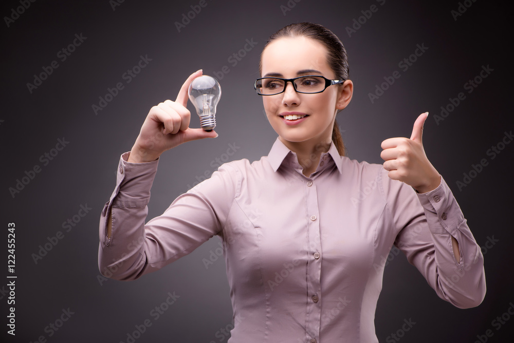 Naklejka premium Businesswoman with lightbulb in business concept