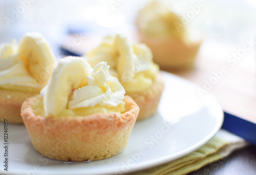 Wallpaper Mural mini banana cream pies with whipped cream and sugar cookie crust Torontodigital.ca