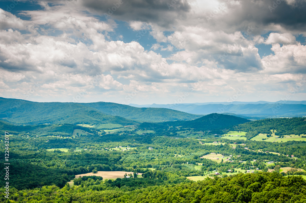 Naklejka premium View of the Blue Ridge Mountains and Shenandoah Valley in Shenan