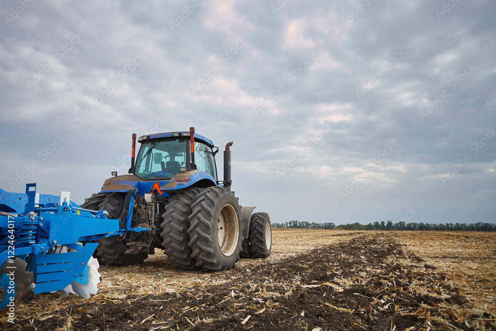 Obraz premium Tractor working in field