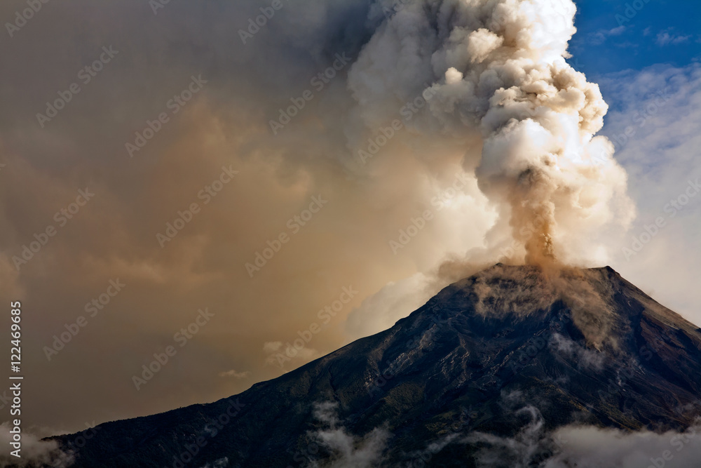 Naklejka premium Wybuch wulkanu Tungurahua, Ekwador