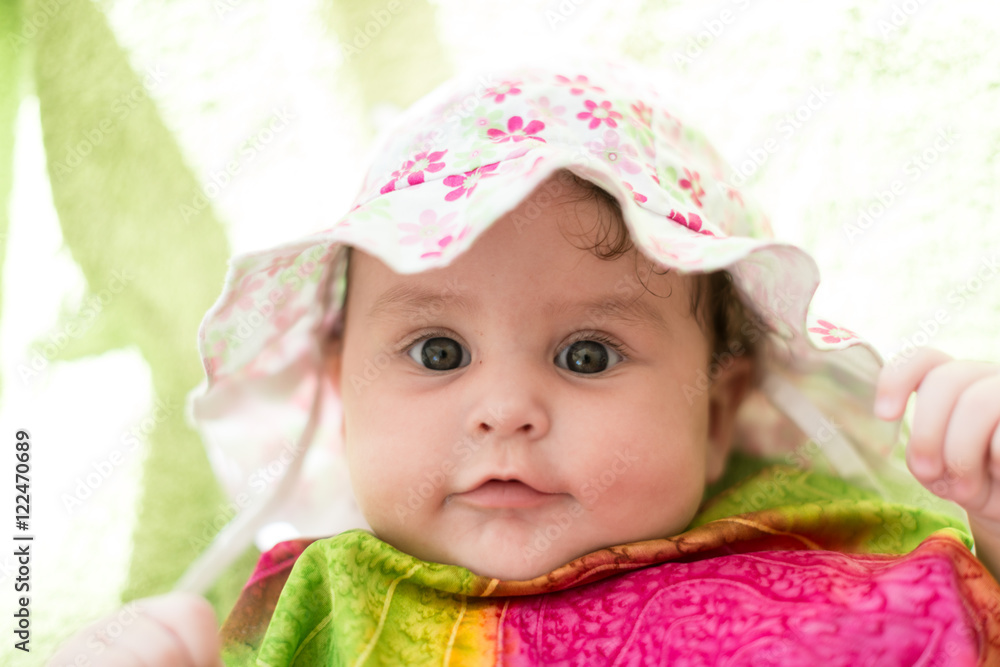 Baby ausdrucksstarkes Portrait mit Hut Baby ausdrucksstarkes Portrait mit Hut