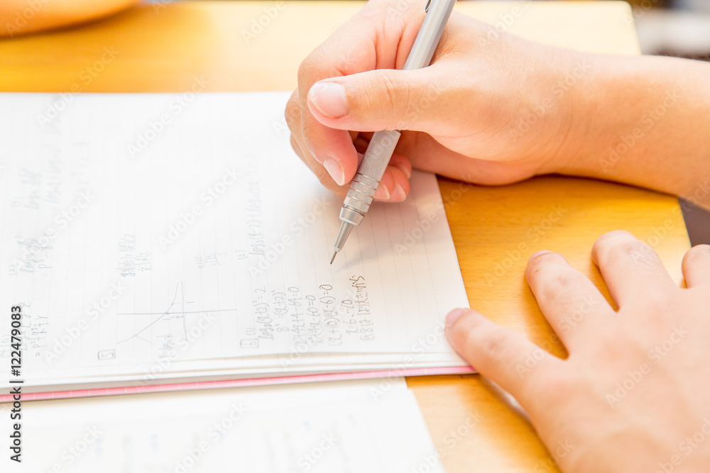数学を勉強する学生 数学を勉強する学生