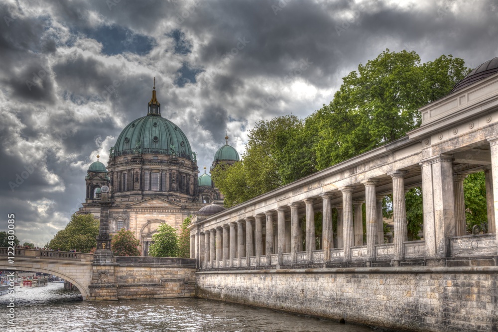 Berliner Dom mit Säulengang