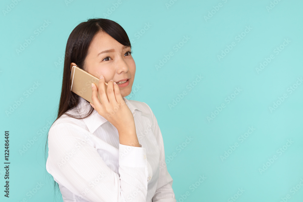 スマートフォンで通話中の女性 スマートフォンで通話中の女性