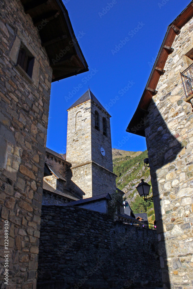 Campanario de la iglesia del Salvador de Lanuza, Huesca (España)